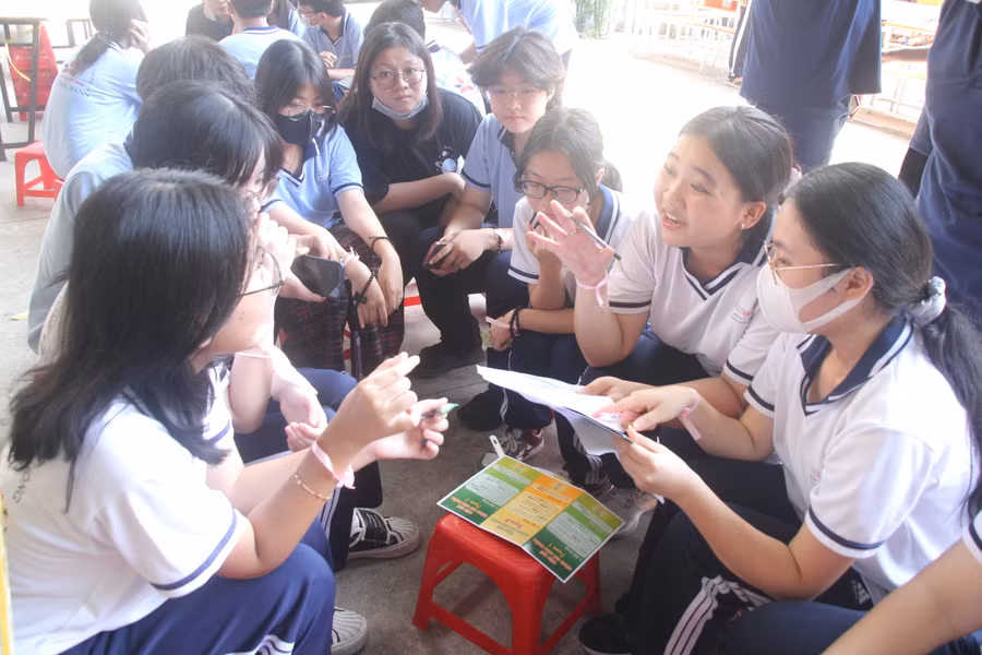 Học sinh Trường THPT Ten Lơ Man thảo luận sôi nổi tại ngày hội.