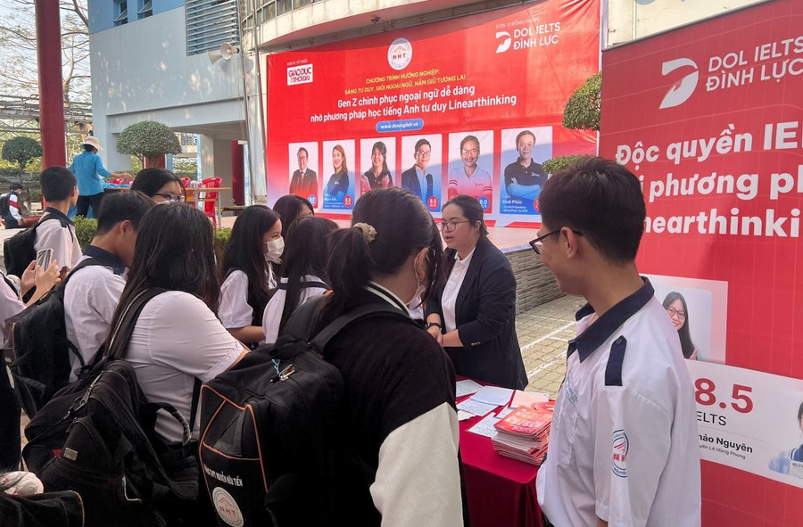 Các bạn học sinh vẫn háo hức tìm hiểu về phương pháp Linearthinking ngay cả khi Talkshow đã kết thúc.