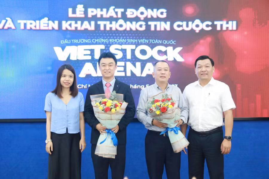 Ban tổ chức tặng hoa đơn vị đồng hành, tài trợ cuộc thi.