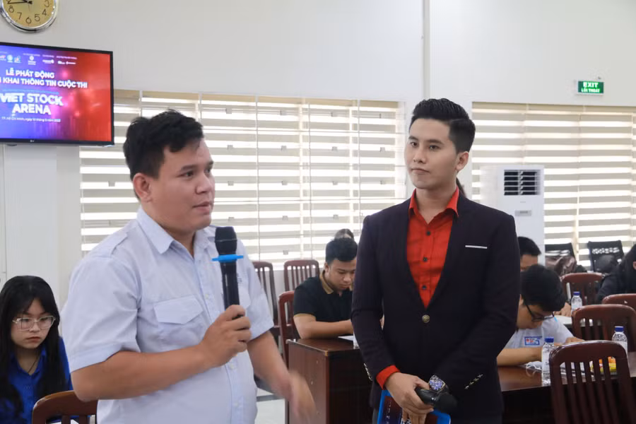 Sinh viên đặt câu hỏi tại chương trình.