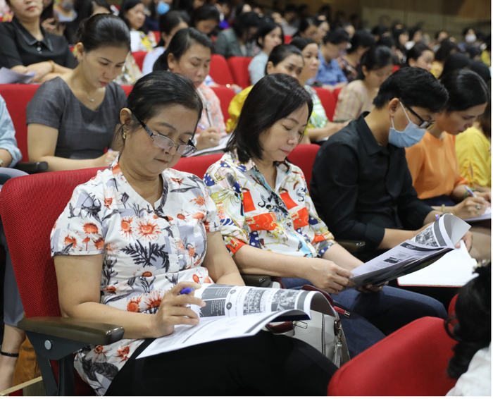 Đông đảo lãnh đạo các phòng giáo dục, thầy cô tham dự buổi tập huấn Đông đảo lãnh đạo các phòng giáo dục, thầy cô tham dự buổi tập huấn