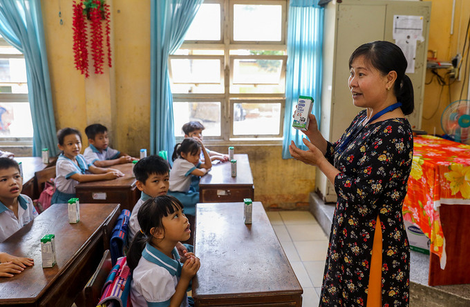 Giáo viên trường Tiểu học Thị trấn Củ Chi (TP HCM) hướng dẫn cho học sinh uống sữa học đường đúng cách vào tháng 6/2020 Giáo viên trường Tiểu học Thị trấn Củ Chi (TP HCM) hướng dẫn cho học sinh uống sữa học đường đúng cách vào tháng 6/2020