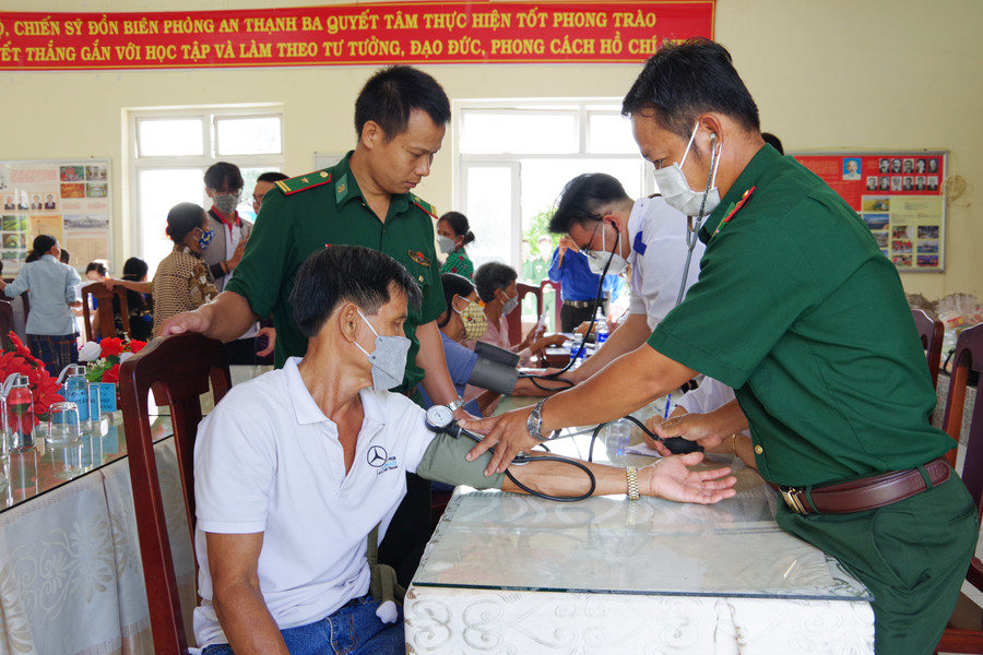 Khám bệnh cấp phát thuốc miễn phí cho người nghèo. Khám bệnh cấp phát thuốc miễn phí cho người nghèo.