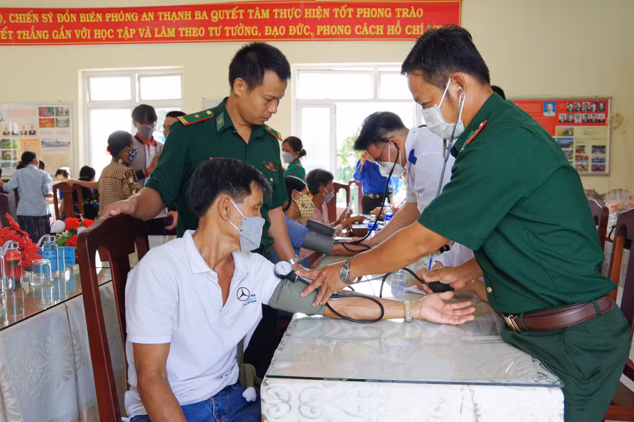 Khám bệnh cấp phát thuốc miễn phí cho người nghèo.