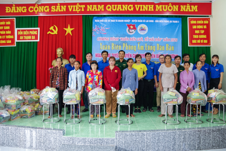 Tặng quà cho các hộ gia đình chính sách và hộ nghèo trên địa bàn xã An Thạnh 3 và An Thạnh Nam, huyện Cù Lao Dung. Tặng quà cho các hộ gia đình chính sách và hộ nghèo trên địa bàn xã An Thạnh 3 và An Thạnh Nam, huyện Cù Lao Dung.