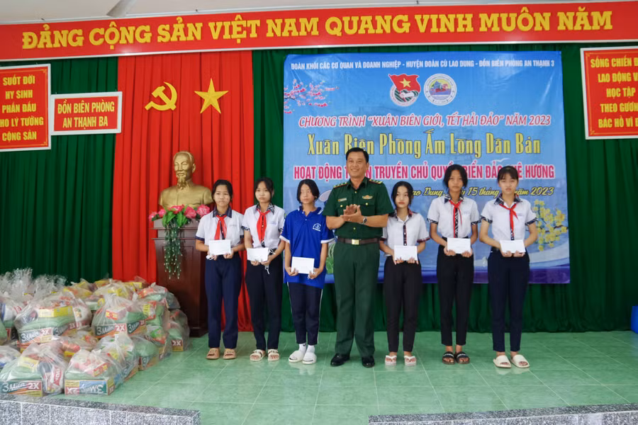Trao học bổng cho các em học sinh trong chương trình “Nâng bước em tới trường”.