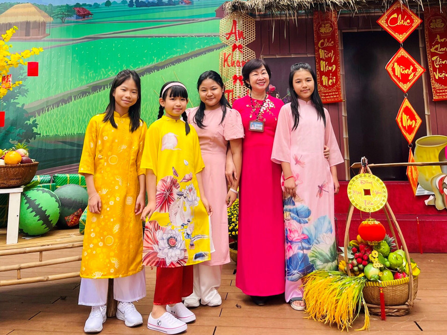 Cô trò Trường tiểu học Hoà Bình (quận 1) thích thú tại không gian Tết của trường.