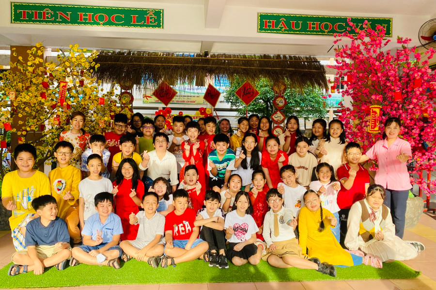 Học sinh Trường tiểu học Đinh Tiên Hoàng (TP Thủ Đức) chụp hình trong tiểu cảnh xuân.