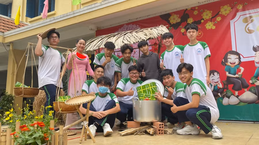 Nụ cười rạng rỡ của học sinh Trường THPT Nguyễn Thị Diệu (quận 3) trong không gian rực rỡ sắc màu ngày Tết.