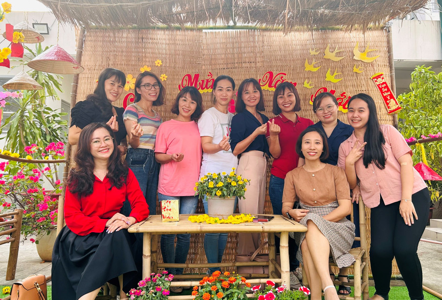 Giáo viên Trường THPT Phước Long (TP Thủ Đức) cùng nhau lưu lại khoảnh khắc mùa Xuân.