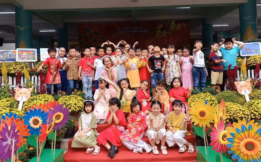 Trường tiểu học Nguyễn Bỉnh Khiêm (quận 1) tràn ngập sắc xuân.