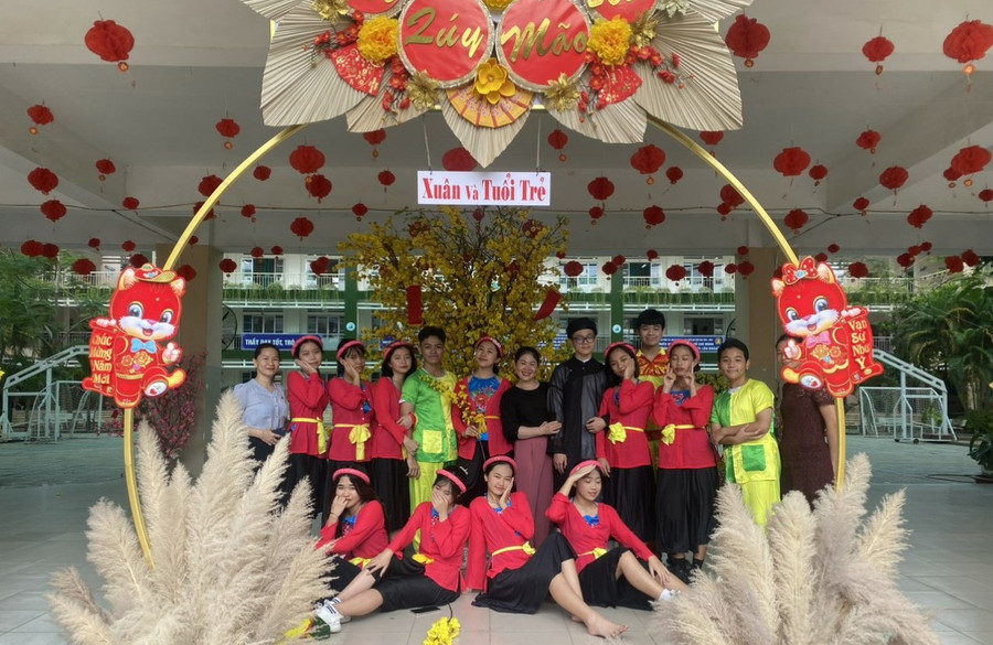 Cô trò Trường THCS Lương Định Của (TP Thủ Đức) thích thú với tiểu cảnh Tết trang trí tại trường.