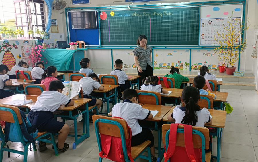 Tại Trường tiểu học Thạnh An (huyện Cần Giờ) cành mai, cành đào được trang trí đến từng lớp học.