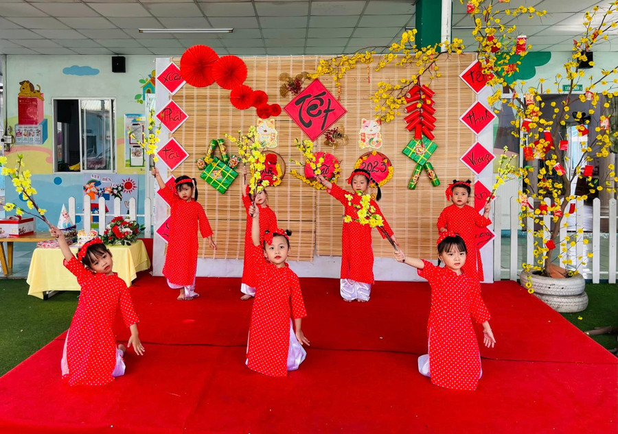 Trẻ Trường mầm non Hương Nắng Hồng (TP Thủ Đức) biểu diễn văn nghệ mừng Xuân Quý Mão.