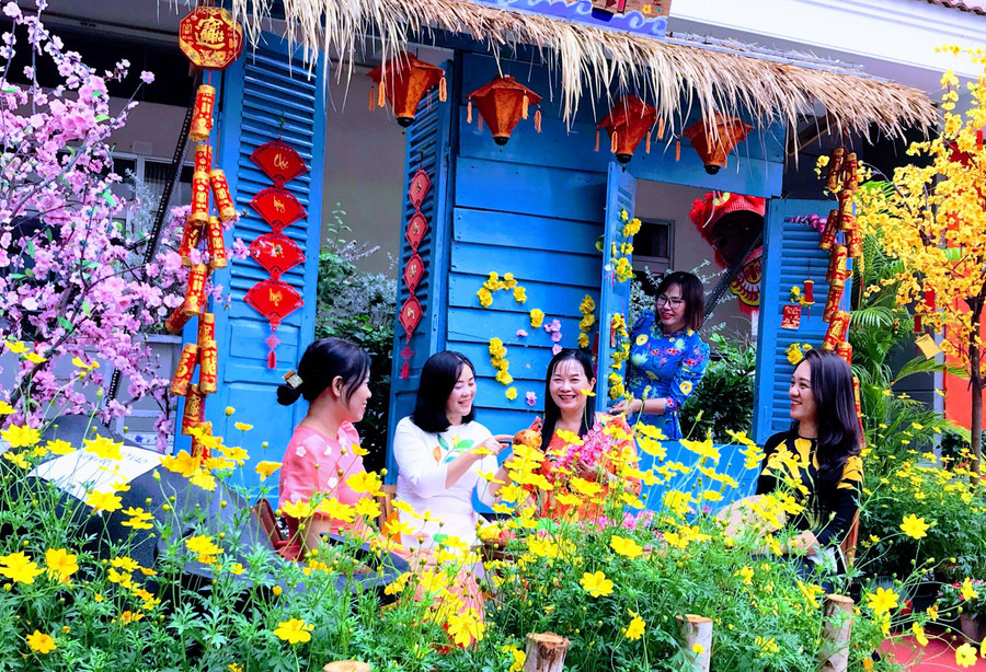 Giáo viên Trường THPT Nguyễn Hữu Thọ (quận 4) lưu lại khoảnh khắc bên nhau trong những ngày cuối cùng của năm cũ.