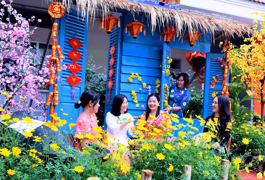 Giáo viên Trường THPT Nguyễn Hữu Thọ (quận 4) lưu lại khoảnh khắc bên nhau trong những ngày cuối cùng của năm cũ.