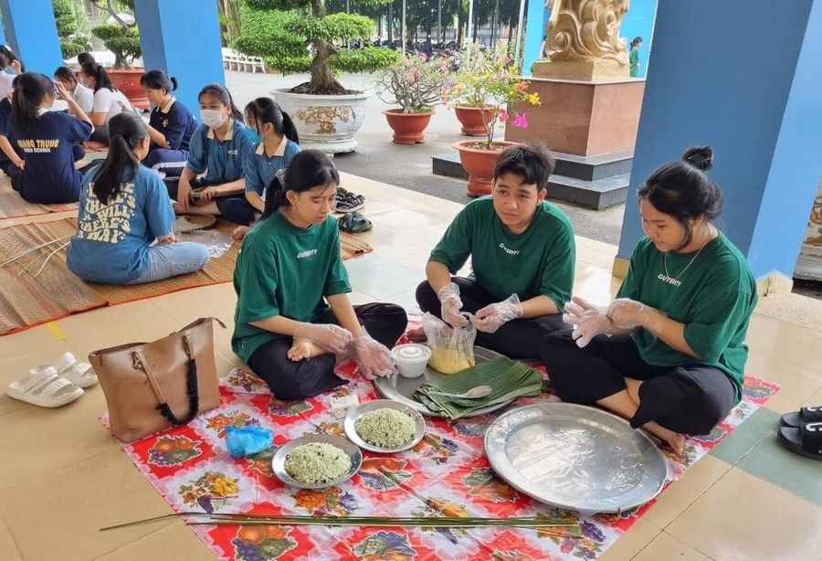 Học sinh Trường THPT Quang Trung (huyện Củ Chi) tham gia Hội thi gói bánh tét ngày Tết.