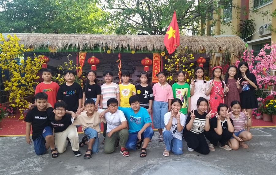 Học sinh Trường tiểu học Tân Tạo (quận Bình Tân) chụp hình tại tiểu cảnh xuân tại trường.