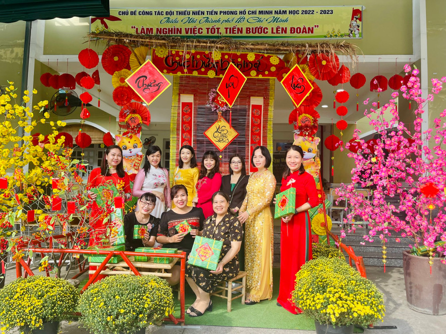 Giáo viên Trường tiểu học Đinh Tiên Hoàng (TP Thủ Đức) lưu lại khoảnh khắc những ngày cuối năm.