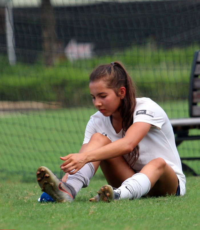 Trái với Lê Chelsea, Lê Kyah dù mới 15 tuổi nhưng lại cho thấy tư duy chơi bóng khá nổi bật. Nhỏ tuổi hơn các đàn chị ở U19 Việt Nam, thế nhưng Lê Kyah luôn rất tự tin ở khả năng xử lý và đi bóng qua người.