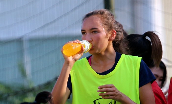 Vấn đề với cả hai chị em Việt kiều này chắc chắn là điều kiện thời tiết quá nắng và nóng ở Hà Nội họ chưa phát huy được hết năng lực của mình.