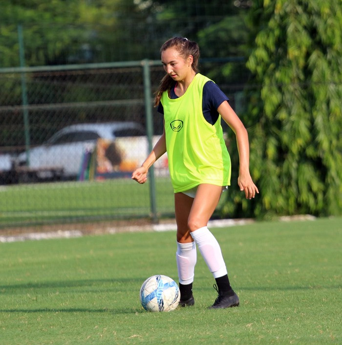 Sở hữu khuôn mặt xinh xắn, thân hình mảnh mai, thế nhưng hai nữ cầu thủ Việt Kiều là mẫu cầu thủ mạnh mẽ và cùng sở hữu tốc độ cũng như kỹ thuật tốt.