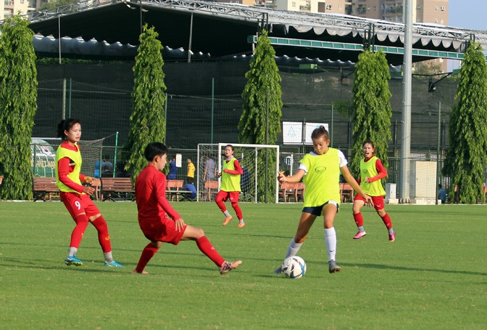 Trong buổi tập chiều nay, Lê Chelsea đã ghi được 1 bàn thắng và còn tỏ ra xuất sắc trong vai trò kiến tạo với những đường chuyền chính xác và những pha chọc khe tinh tế.