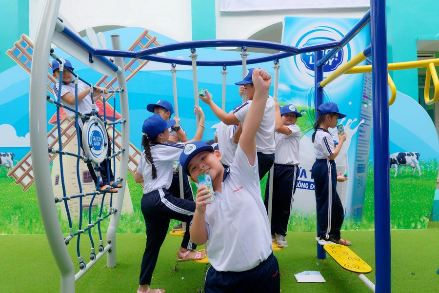 FrieslandCampina cam kết mang lại nguồn dinh dưỡng tối ưu và trọn vẹn cho trẻ em Việt Nam để trẻ luôn có khởi đầu vững vàng. FrieslandCampina cam kết mang lại nguồn dinh dưỡng tối ưu và trọn vẹn cho trẻ em Việt Nam để trẻ luôn có khởi đầu vững vàng.