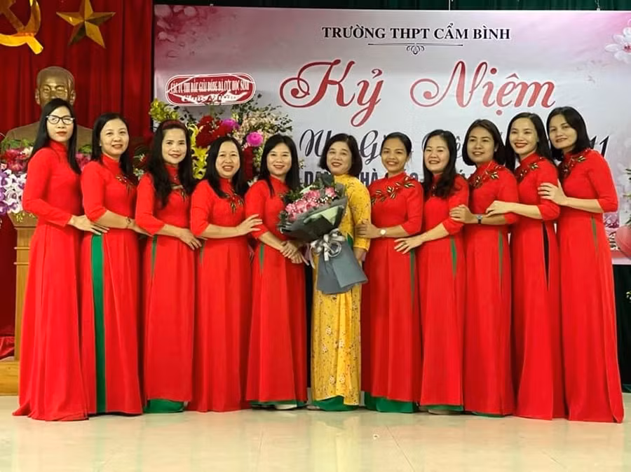 Cô giáo Khánh (áo vàng) cùng các đồng nghiệp