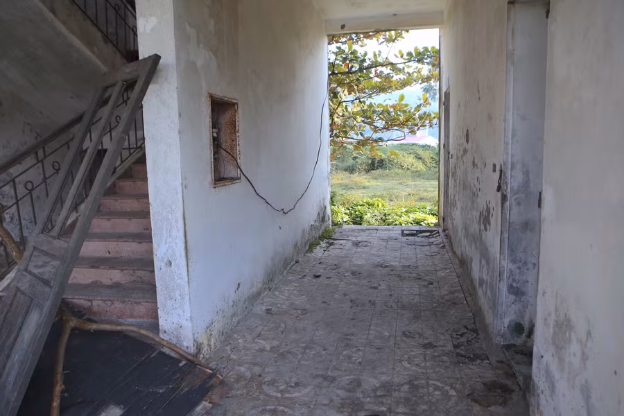 Do không sử dụng nên một số phòng học đã xuống cấp. Nhiều phòng học, khu vực cầu thang, hành lang... bị biến thành nơi tập kết đồ đạc, vật dụng, rác thải nằm ngổn ngang.