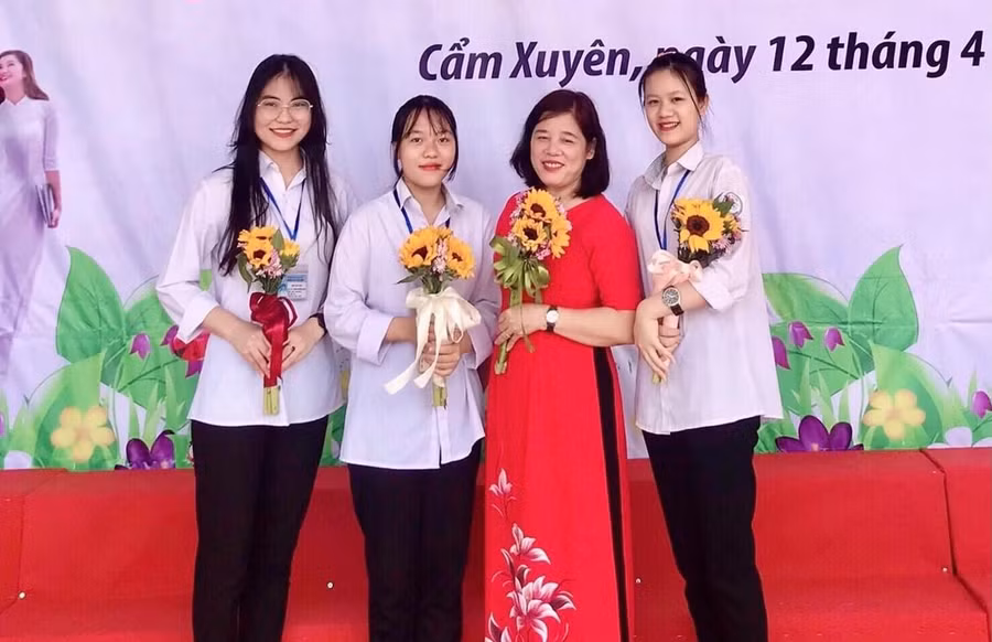 Cô Trần Thị Khánh (áo đỏ)