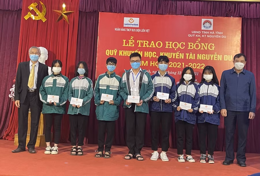 Hà Tĩnh: Trao học bổng cho 300 học sinh có hoàn cảnh khó khăn