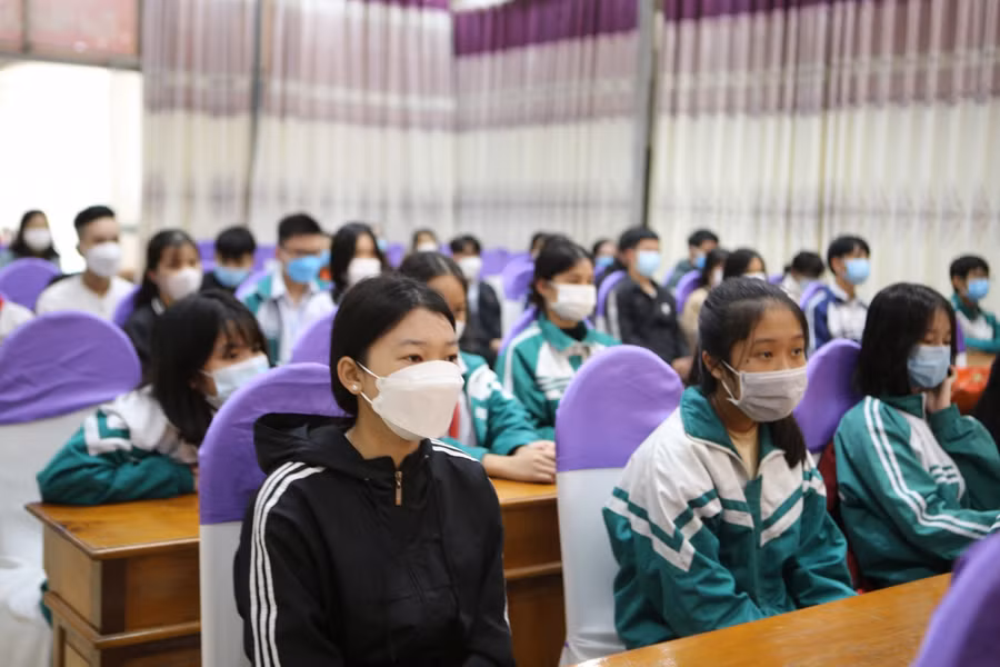 Năm 2021, Quỹ KHKT Nguyễn Du đã trao thưởng hơn 1 tỷ đồng cho giáo viên, học sinh, sinh viên khó khăn vươn lên trong dạy và học.