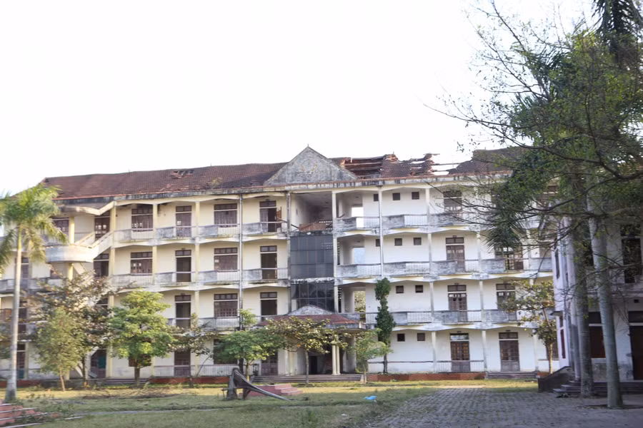 Trường Trung cấp Kỹ thuật và Phát triển nông nghiệp Hà Tĩnh có diện tích rộng khoảng 4,6 ha, đóng tại thị trấn Xuân An (huyện Nghi Xuân, Hà Tĩnh). Trường được UBND tỉnh Hà Tĩnh phê duyệt đầu tư xây dựng, nâng cấp vào năm 2000 với số vốn lên tới 15 tỷ đồng.