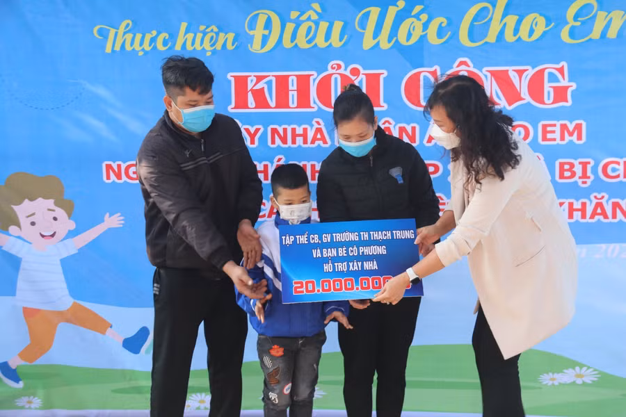 Trước hoàn cảnh éo le của Khánh, Tập thể CB, GV Trường Tiểu học Thạch Trung và bạn bè cô giáo Lê Minh Phương (Hiệu trưởng trường TH Thạch Trung) đã quyên góp 20 triệu đồng hỗ trợ xây nhà cho em