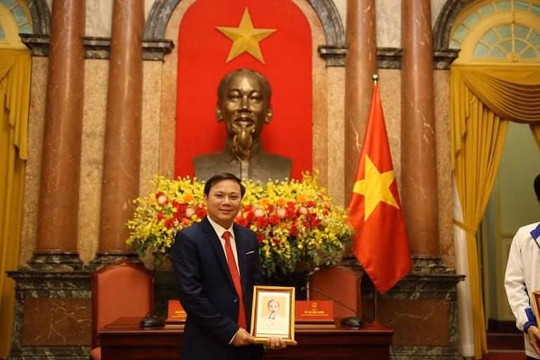 Thầy giáo Lê Huy Chinh được vinh danh tại chương trình “Chia sẻ cùng thầy cô” năm 2021.