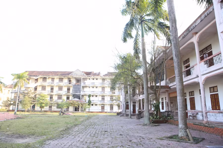 Nhà trường có một dãy nhà học cao 4 tầng, ký túc xá 3 tầng và dãy nhà xưởng, nhà thí nghiệm 2 tầng với kỳ vọng sẽ đào tạo hàng ngàn học viên các ngành nghề chăn nuôi thú y, trồng trọt...