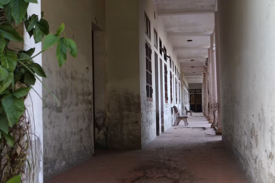 Tuy nhiên, khi Trường Đại học Hà Tĩnh được chuyển xây dựng vị trí mới ở xã Cẩm Vịnh (huyên Cẩm Xuyên), khoa Nông nghiệp của trường cũng được chuyển về tại đây. Trường Đại học Hà Tĩnh không có nhu cầu sử dụng nên Trường Trung cấp Kỹ thuật Nông nghiệp bỏ hoang từ đó đến nay.