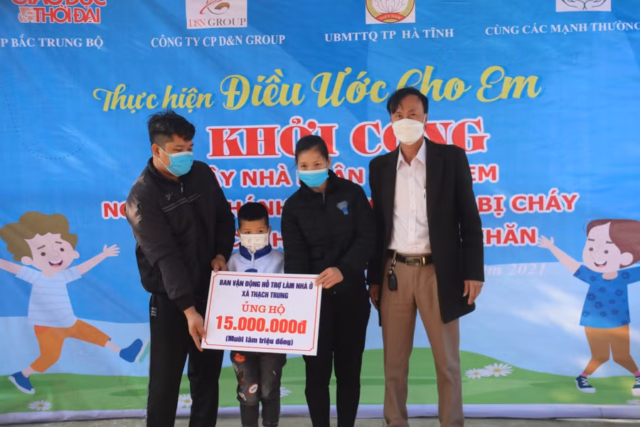 Ban Vận động làm nhà ở xã Thạch Trung ủng hộ 15 triệu đồng