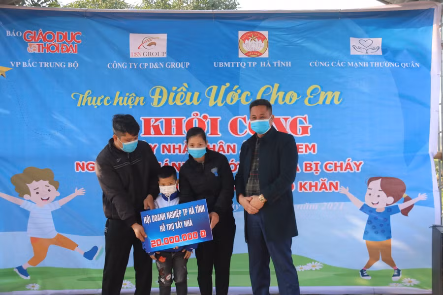 Tại lễ khởi công, Ủy ban MTTQ thành phố Hà Tĩnh đã ủng hộ 30 triệu đồng và Hội Doanh nghiệp TP Hà Tĩnh hỗ trợ 20 triệu đồng hỗ trợ xây nhà Nhân ái