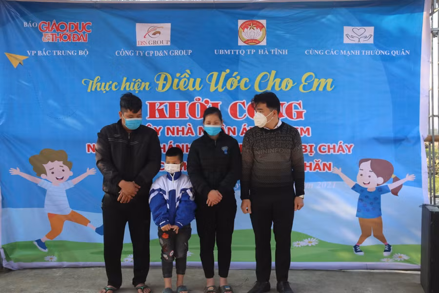 Ngoài ra, Công ty Sản xuất Cửa nhôm kính AZhome HT hỗ trợ toàn bộ cửa cho ngôi nhà mới đang được khởi công