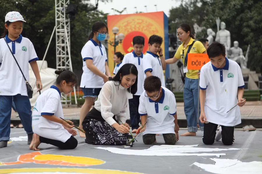 Hoa hậu Ngọc Hân cùng 50 em nhỏ vẽ bức tranh “Xe đạp khổng lồ” ảnh 1