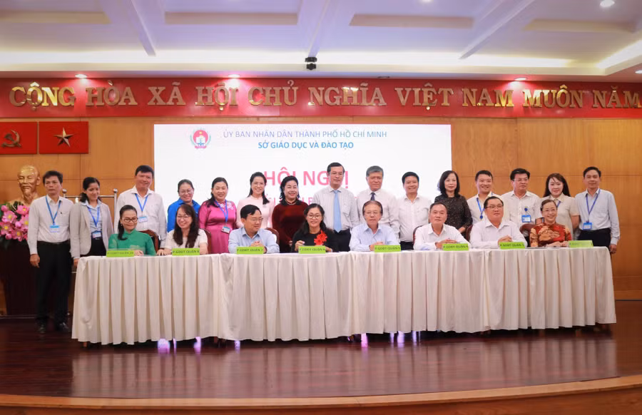 Cụm trưởng, các cụm chuyên môn khối THPT ký kết giao ước thực hiện xây dựng "Trường học hạnh phúc".