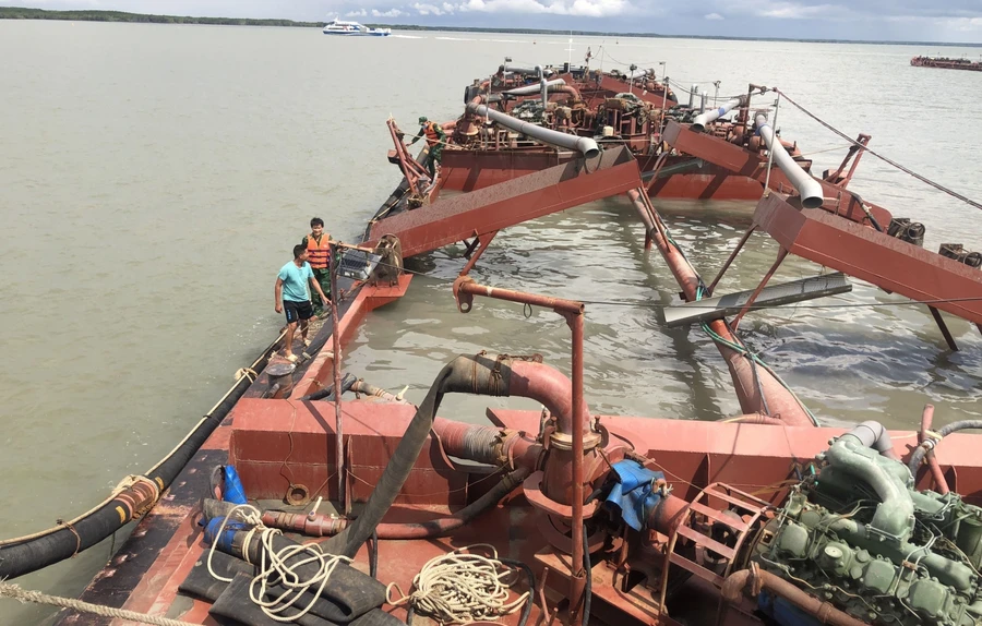 Phương tiện khai thác cát trái phép bị lực lượng Biên phòng bắt giữ.