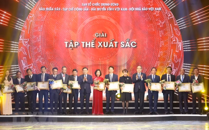 Bí thư Thành ủy Hà Nội Vương Đình Huệ và Bí thư Thành ủy TPHCM Nguyễn Thiện Nhân trao Giải Tập thể xuất sắc.