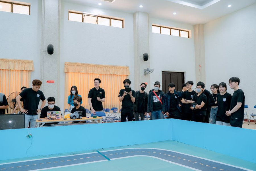 Hơn 100 sinh viên đến từ các trường đại học trên khắp Việt Nam đã tham gia vòng chung kết Giải đua xe tự hành BUILD-IT AWS DeepRacer. Hơn 100 sinh viên đến từ các trường đại học trên khắp Việt Nam đã tham gia vòng chung kết Giải đua xe tự hành BUILD-IT AWS DeepRacer.