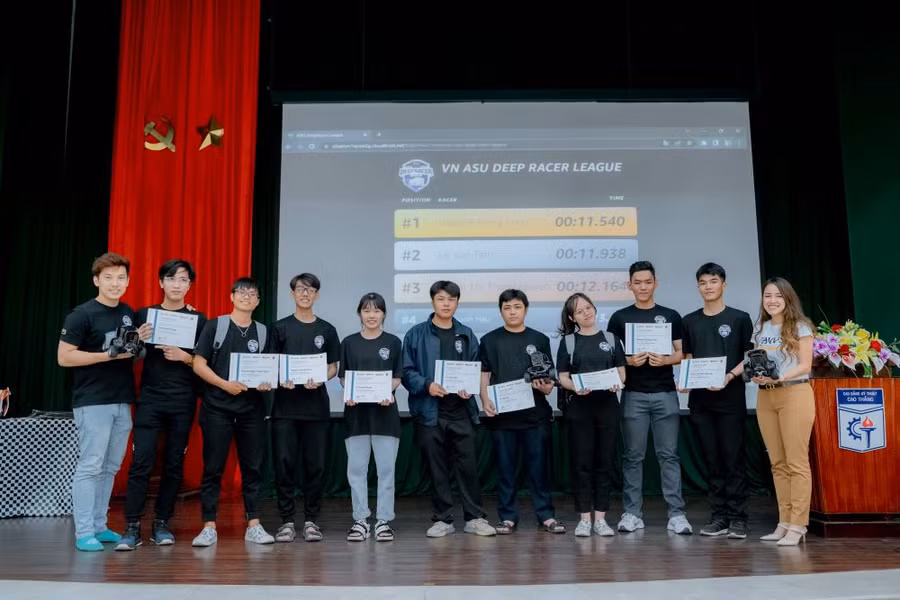 Các sinh viên nhận giải thưởng tại vòng chung kết.