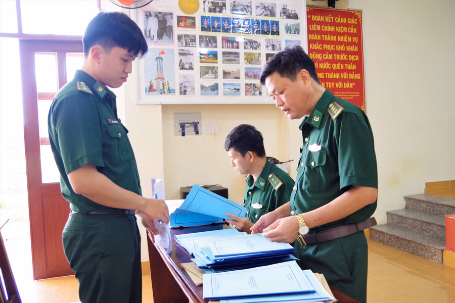 Thượng tá Trần Ngọc Tăng (bên phải) kiểm tra hệ thống các văn kiện về công tác huấn luyện chiến đấu và các kế hoạch về việc chống khai thác hải sản bất hợp pháp, không khai báo và không theo quy định năm 2023.