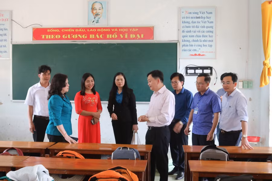 Thứ trưởng Bộ GD&amp;ĐT khảo sát cơ sở vật chất trường học tại Quảng Bình