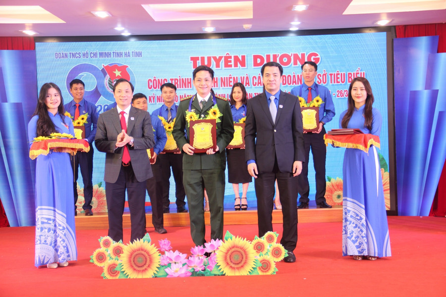Bí thư TƯ Đoàn, Ngô Văn Cương và Bí thư Tỉnh ủy Hà Tĩnh, Hoàng Trung Dũng trao chứng nhận tuyên dương 18 công trình thanh niên tiêu biểu. Bí thư TƯ Đoàn, Ngô Văn Cương và Bí thư Tỉnh ủy Hà Tĩnh, Hoàng Trung Dũng trao chứng nhận tuyên dương 18 công trình thanh niên tiêu biểu.